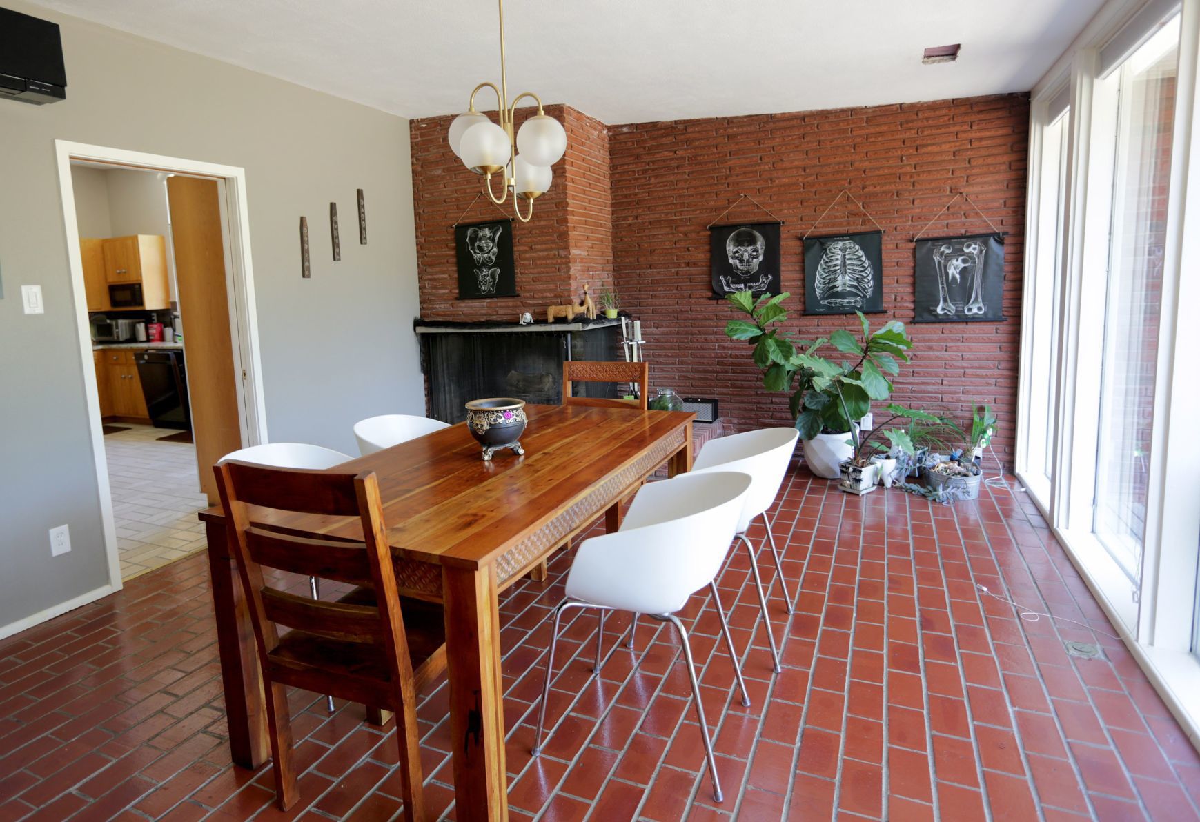 At home in a Belleville Mid-century modern